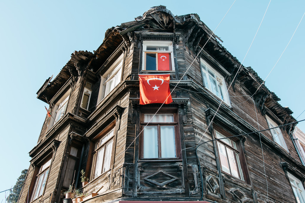 Samatya'da yer alan eski Osmanlı tipi cumbalı ahşap evlerden biri.