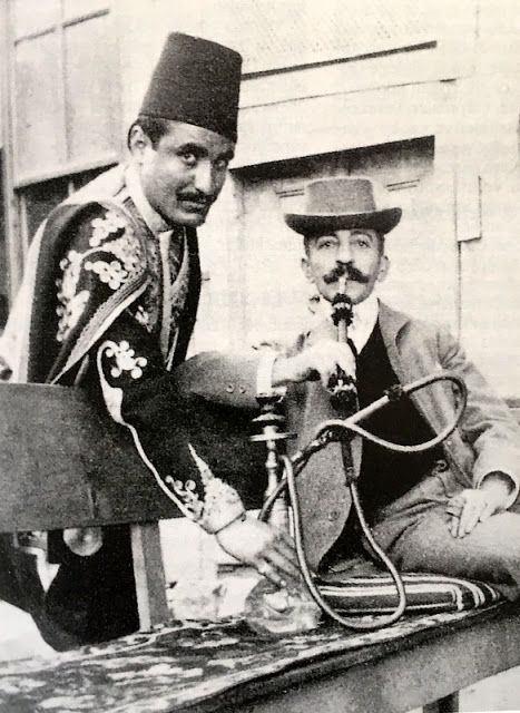 Pierre Loti nargile içerken yardımcısı Hasan ile birlikte poz veriyor.