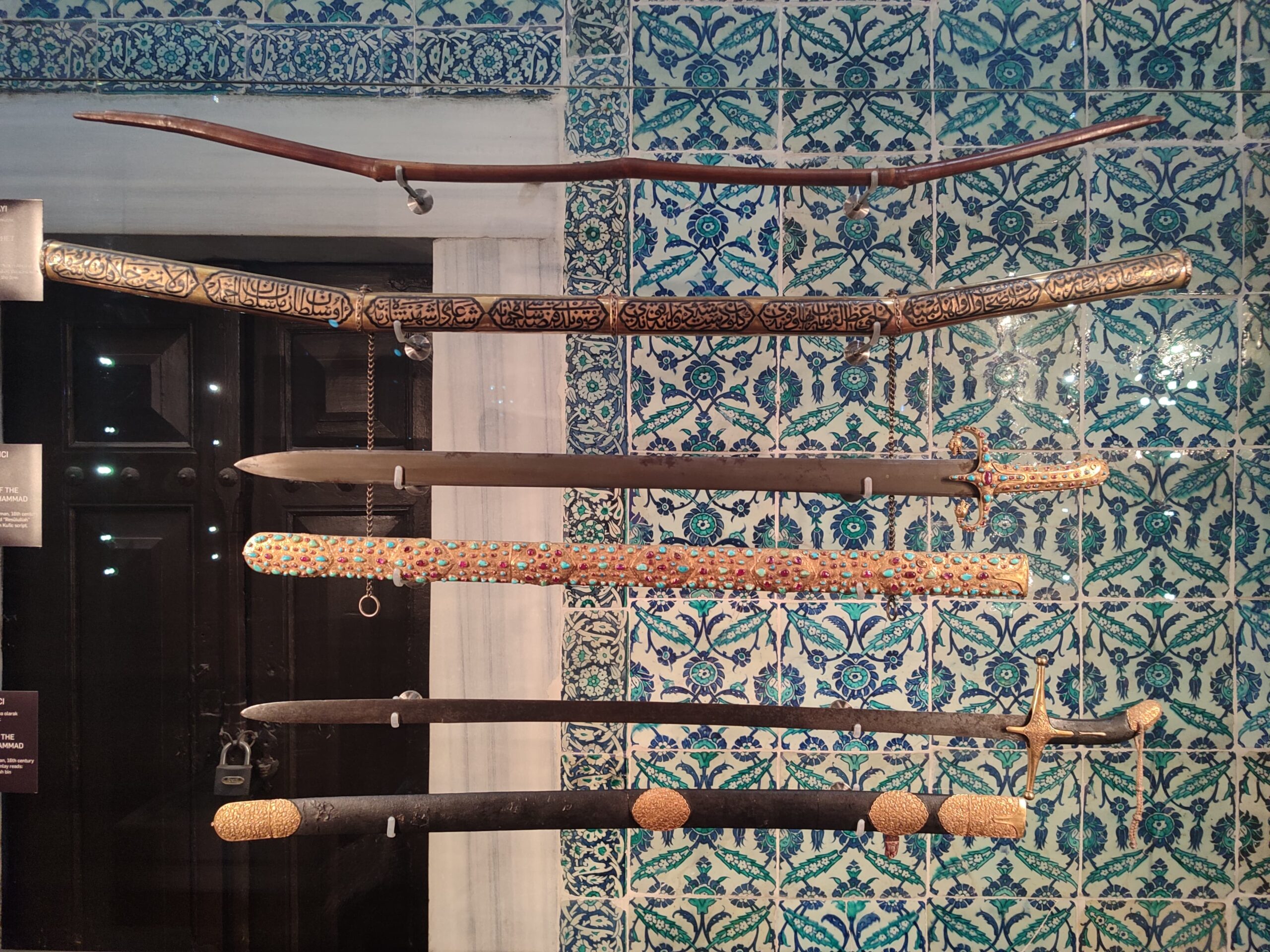 Kutsal Emanetler bölümünde sergilenen Hazret-i Peygamber'in yayı ve kılıçları.