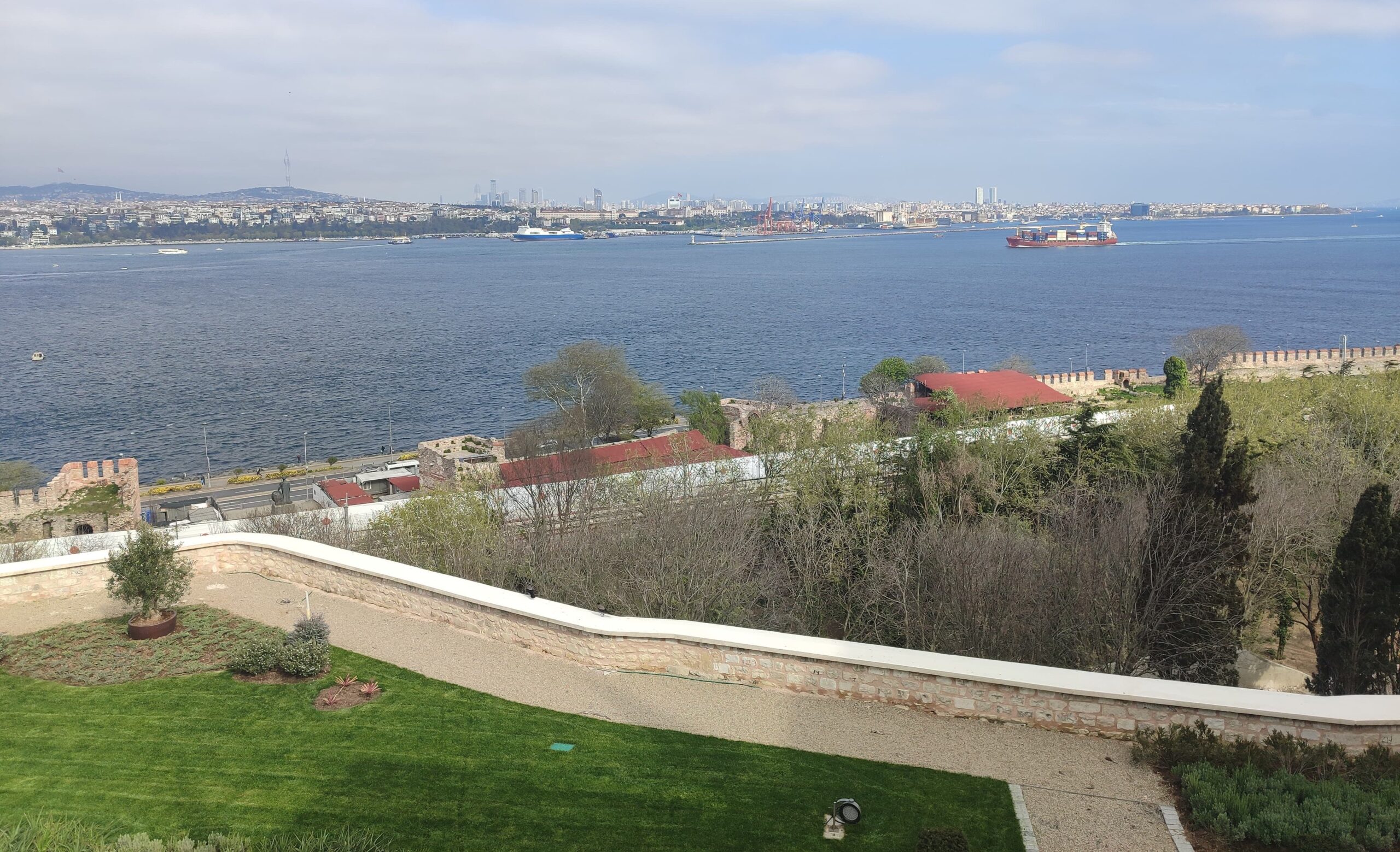 Topkapı Sarayı'nın Sarayburnu tarafından İstanbul Boğazı manzarası.