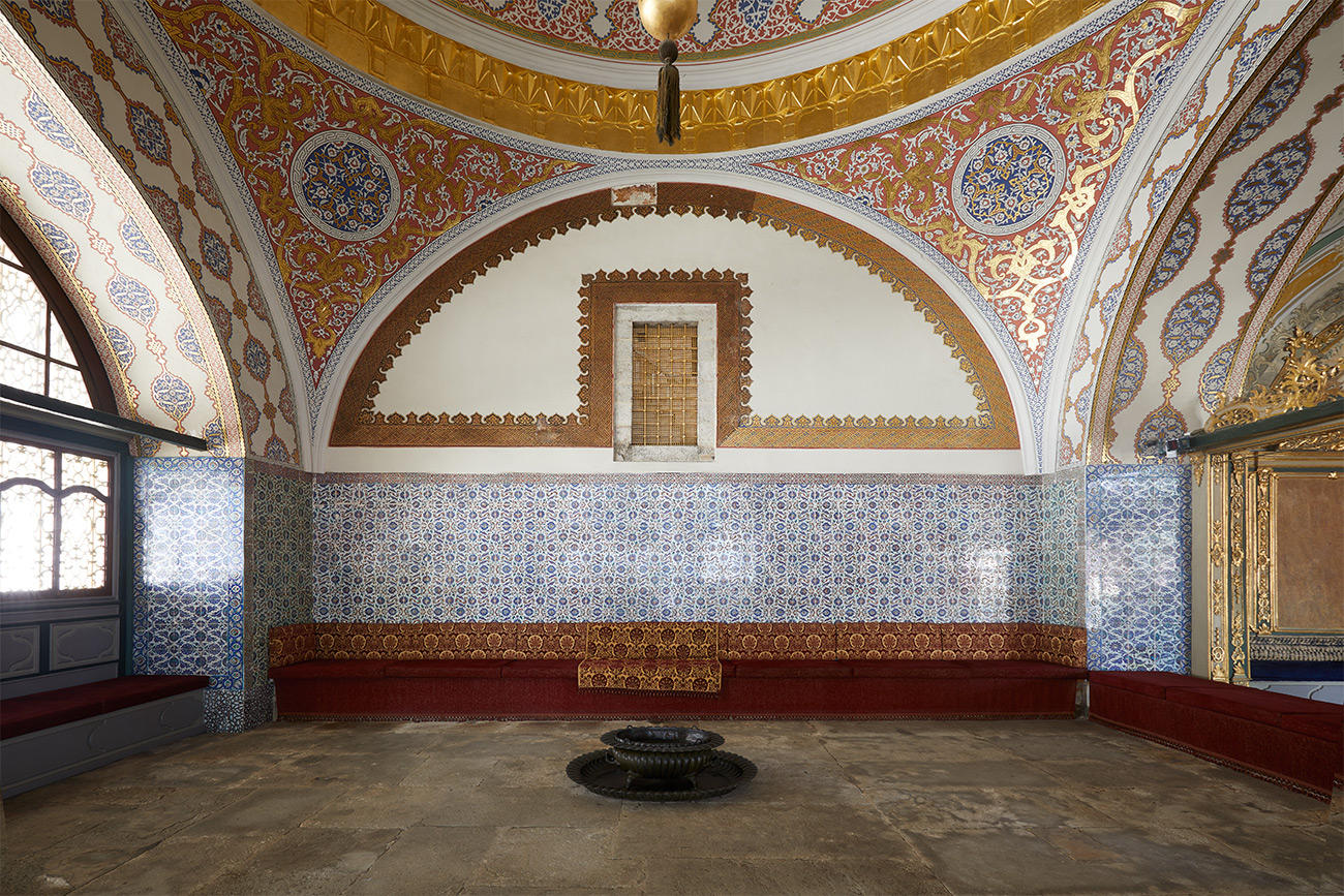 Devlet meselelerinin görüşüldüğü Divan-ı Hümayun ve üst tarafında padişahın dinlediği kafesli pencere.