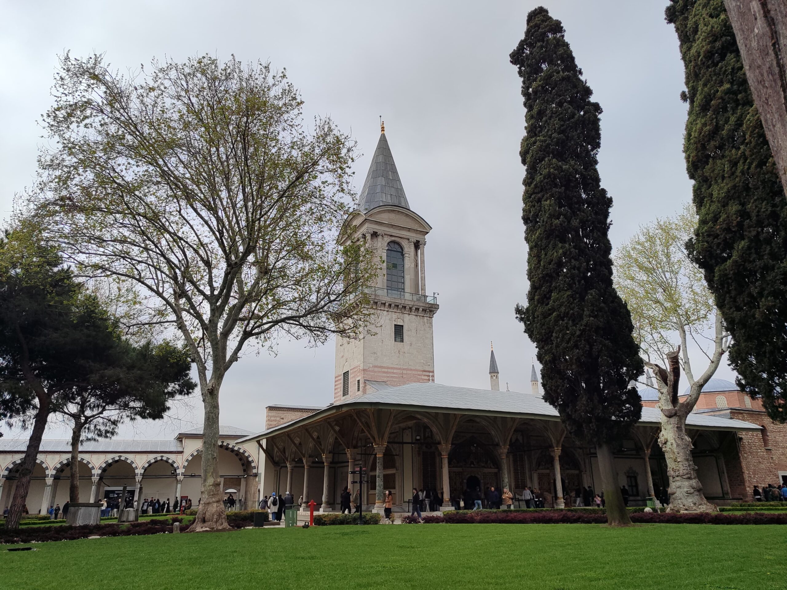 Topkapı Sarayı İkinci Avlu'da yer alan Adalet Kulesi ve Harem ile Divan-ı Hümayun'un girişleri.