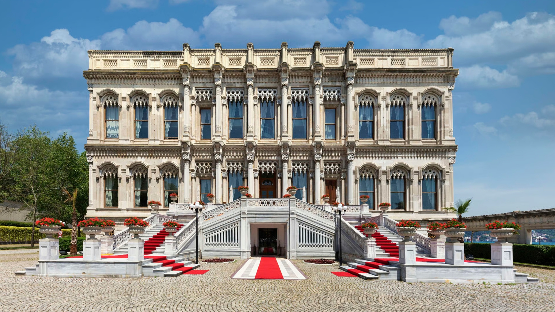 Günümüzde otel olarak hizmet veren Çırağan Palace Kempinski Istanbul'un girişi.