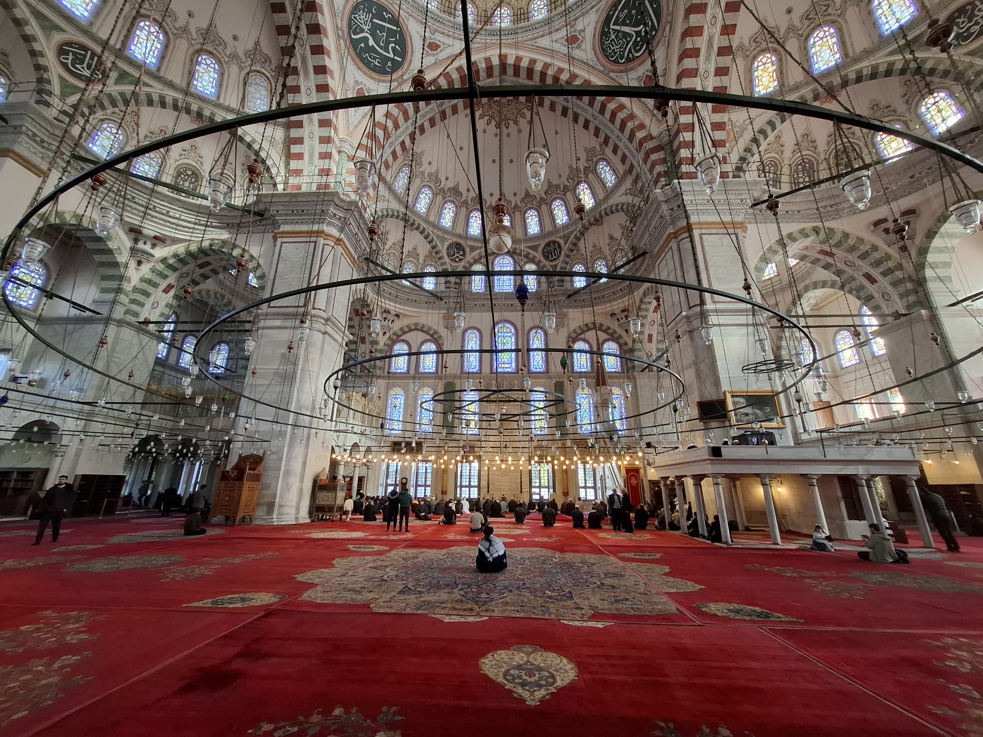 Fatih Camii'nin içten görüntüsü.