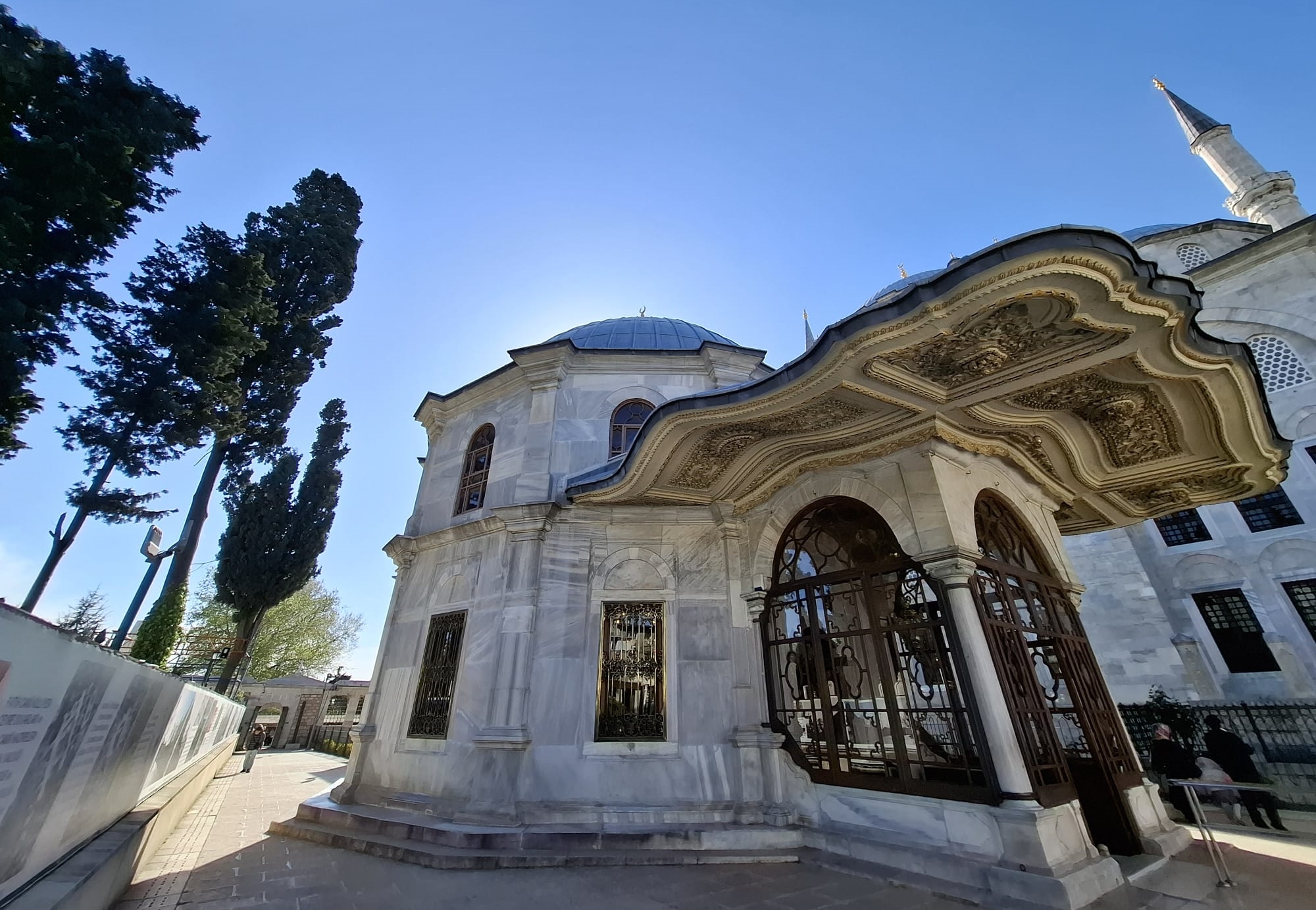 Fatih Camii Külliyesi içindeki Fatih Sultan Mehmed Han'ın türbesinin görüntüsü.