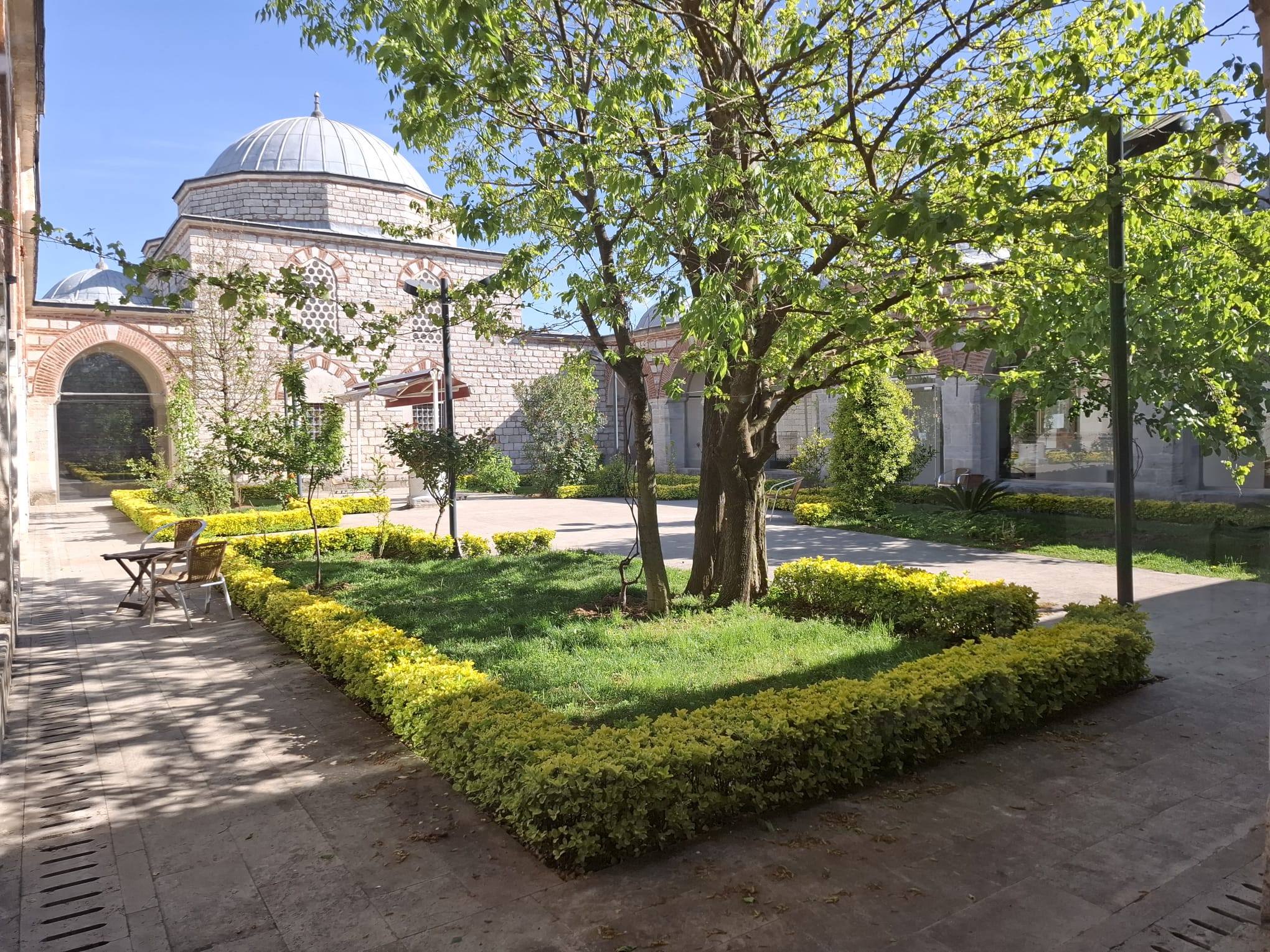 Fatih Camii Külliyesi Sahnı Seman Medresesi'nin bir sahnının (odasının) iç bahçesinin görüntüsü.