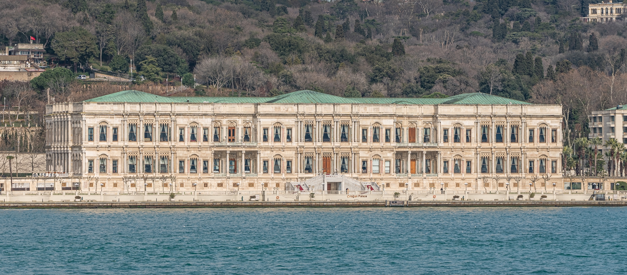 Tüm ihtişamıyla Sultan Abdülaziz'in yaptırdığı Çırağan Sarayı.