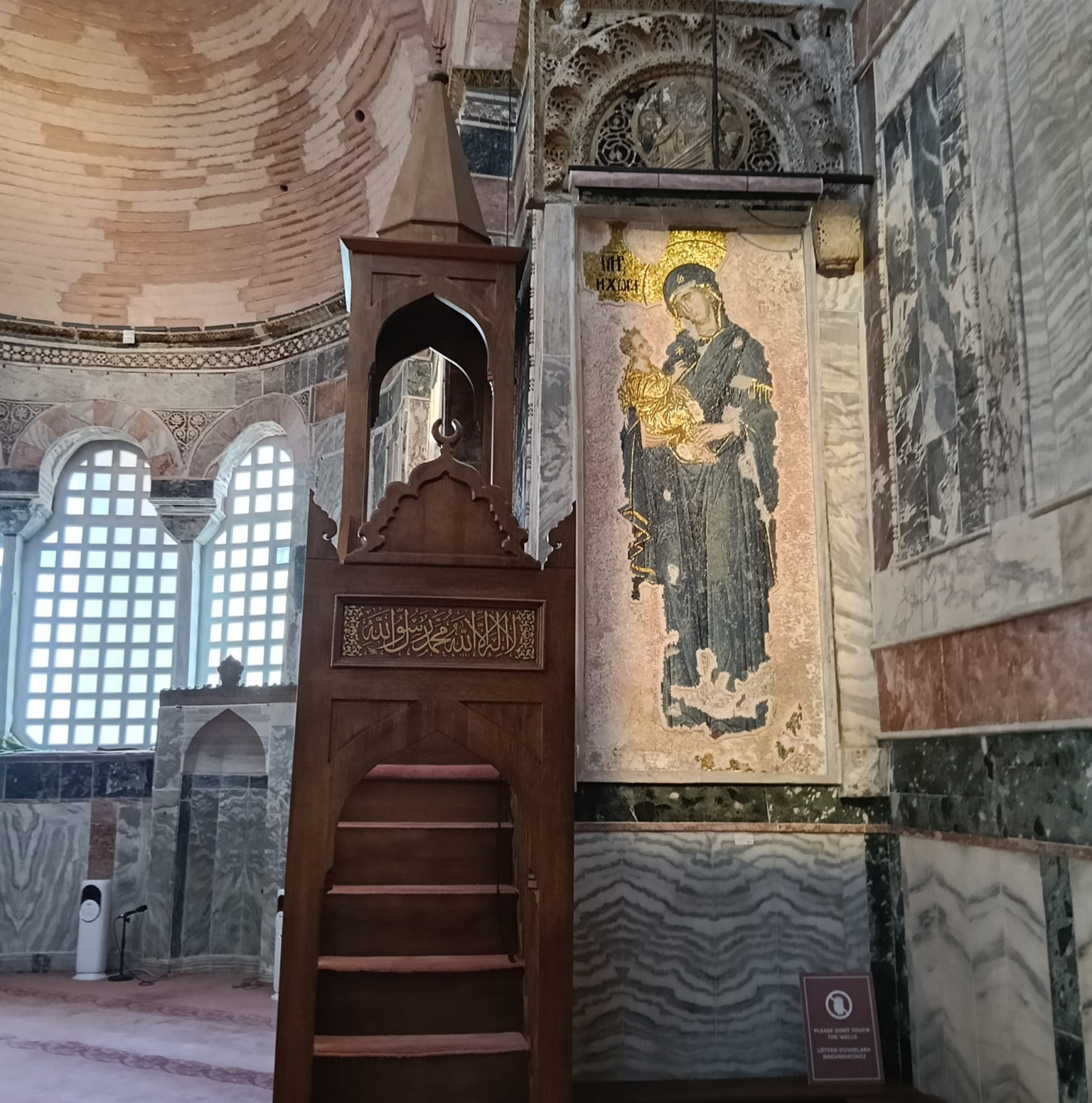 Kariye Camii minberi ve hemen yanı başındaki Yol Gösterici Meryem mozaiği.