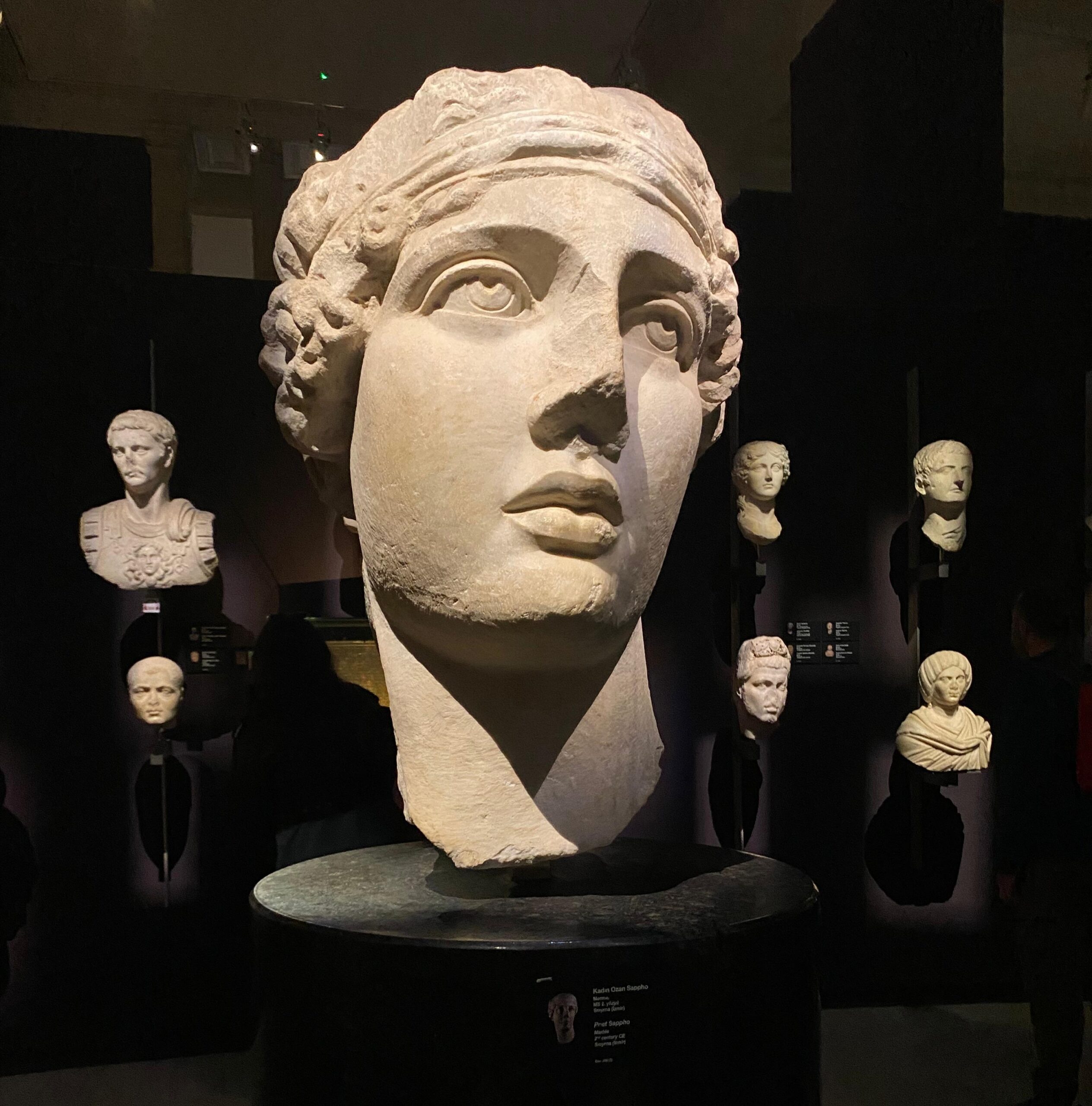 Lirik şiirin öncüsü Sappho’yu tasvir eden, Roma Dönemi’ne ait mermer büst.