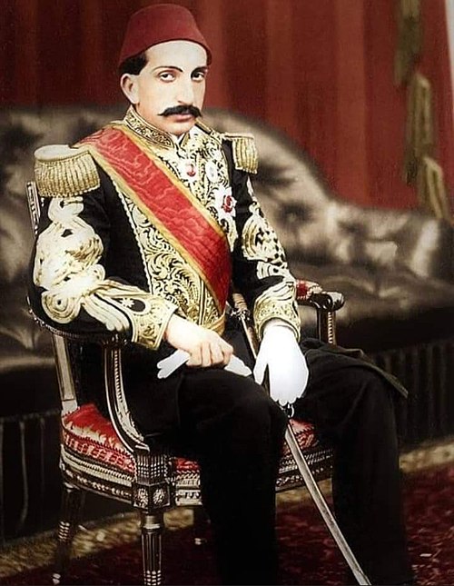 Sultan II Abdülhamid Şehzade iken ziyaret ettiği Balmoral Kalesi'nden bir fotoğrafının renklendirilmiş hâli.