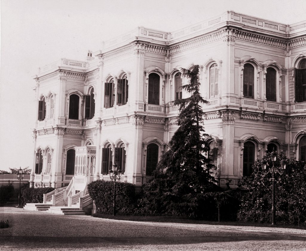 Sultan II. Abdülhamid'in resmî konut olarak kullandığı Yıldız Sarayı'nın siyah beyaz bir fotoğrafı.