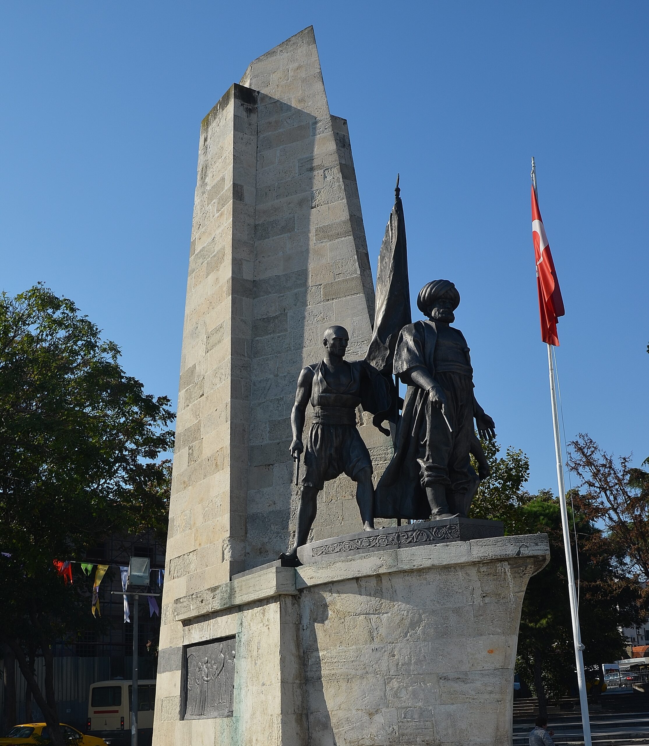 Beşiktaş Meydanı'nda bulunan Barbaros Hayreddin Paşa anıtı.