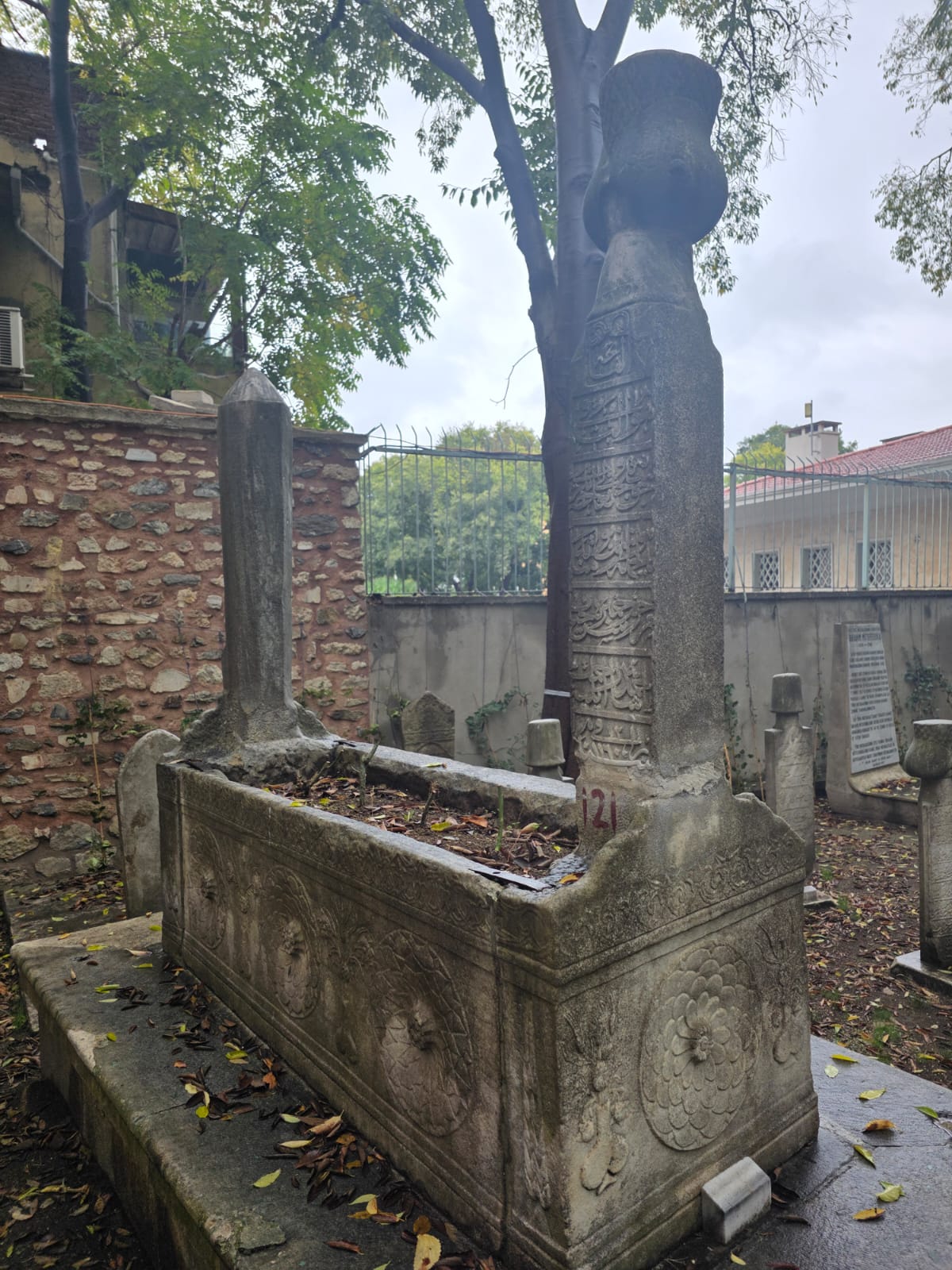 Humbaracı Ahmed Paşa'nın kabri ve kitabesi.