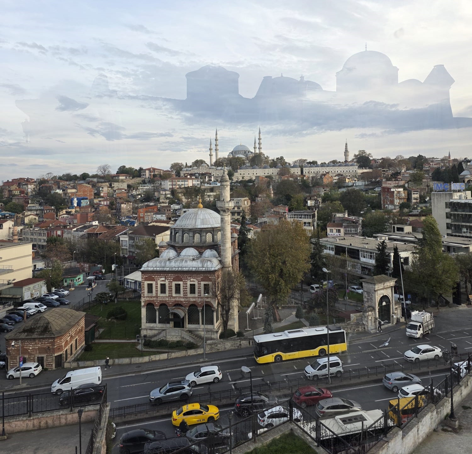 Zeyrek'ten Vefa semtine bakış. (Seyir terasındaki cam korumalıktan Molla Zeyrek Camii yansıyor)