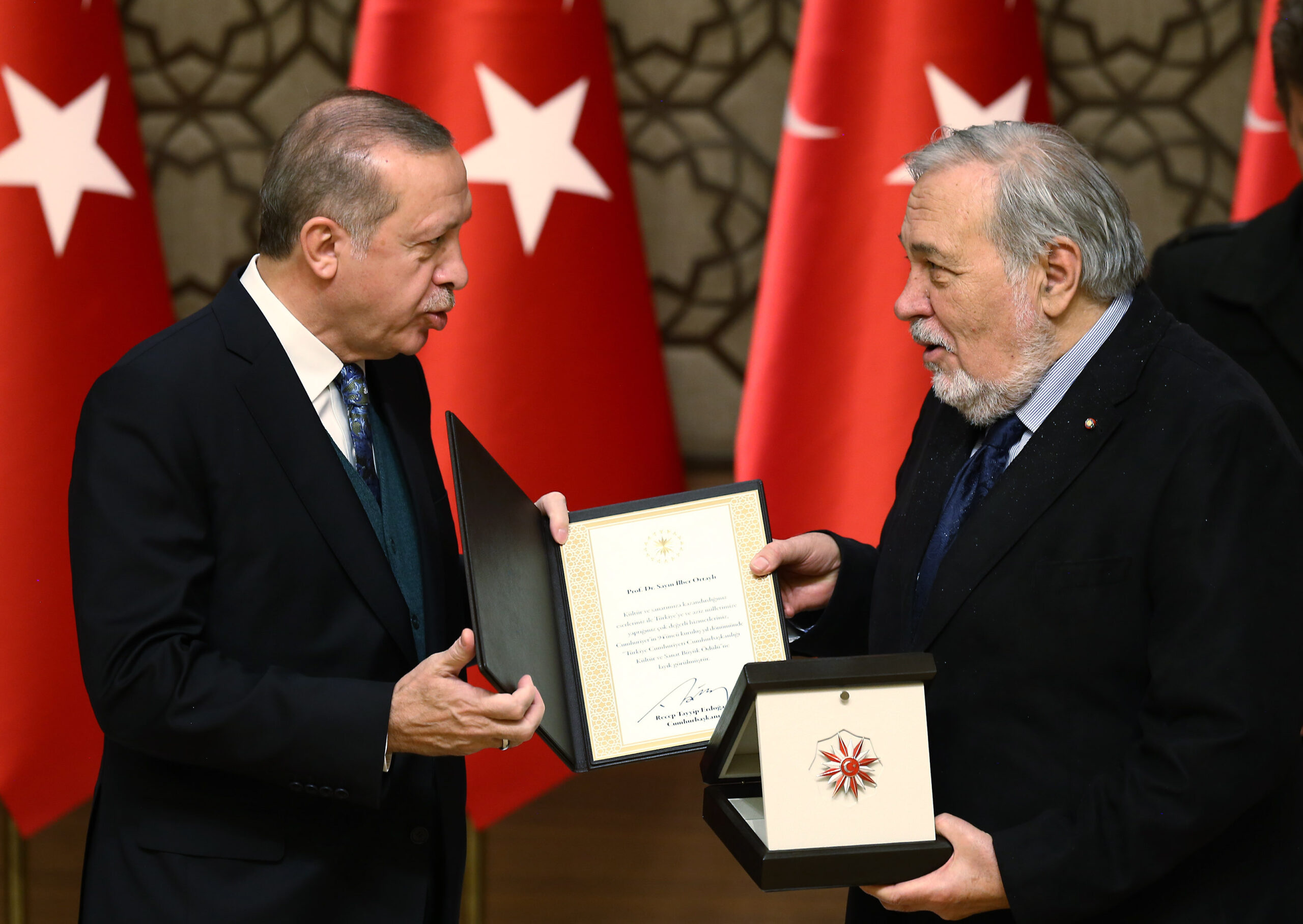 Uluslararası birçok ödül ve nişan sahibi Prof. Dr. İlber Ortaylı 2017 yılında T.C. Cumhurbaşkanlığı Kültür ve Sanat Büyük Ödülü'nü alırken.