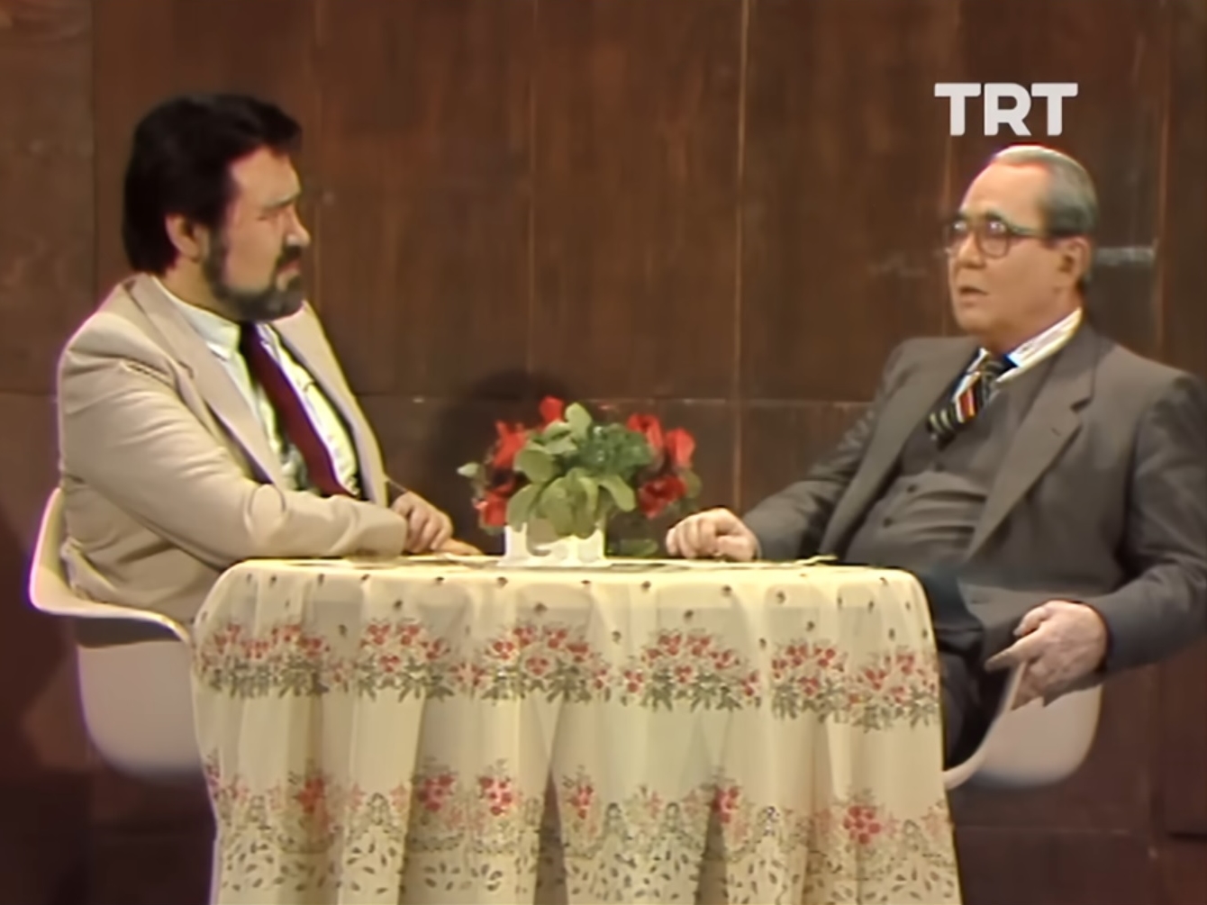 1985'de TRT'de yayınlanan bir programda Fatih Sultan Mehmet'i anlatan İlber Ortaylı ve Hocası Halil İnalcık.