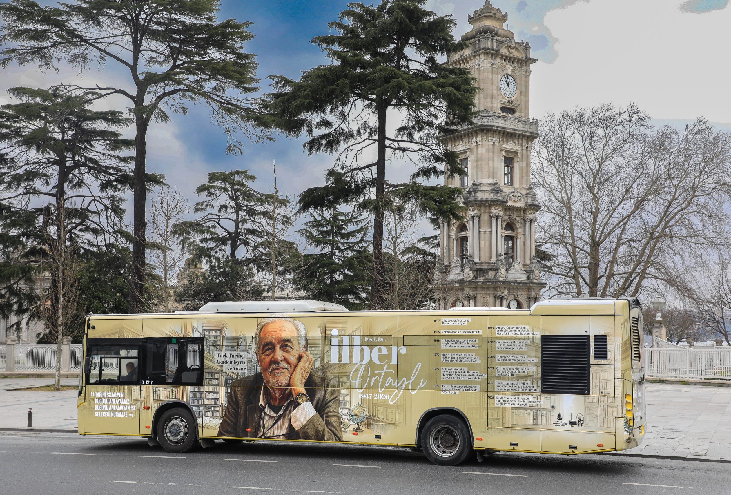 İBB tarafından uzun yıllar öğretim üyeliği yaptığı Galatasaray Üniversitesi güzergâhında çalışan 57UL Beşiktaş - Kuruçeşme hattı için hazırlanan İlber Ortaylı hatıra otobüsü.
